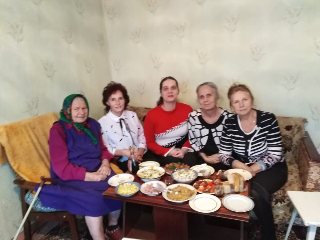 Праздничный стол, пусть и не монахов, но старообрядцев. Моя бабушка-кержачка (слева) в последний ее День рождения: 95-летний юбилей