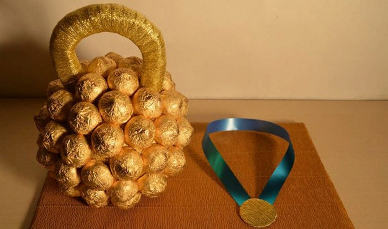Штанга из конфет
