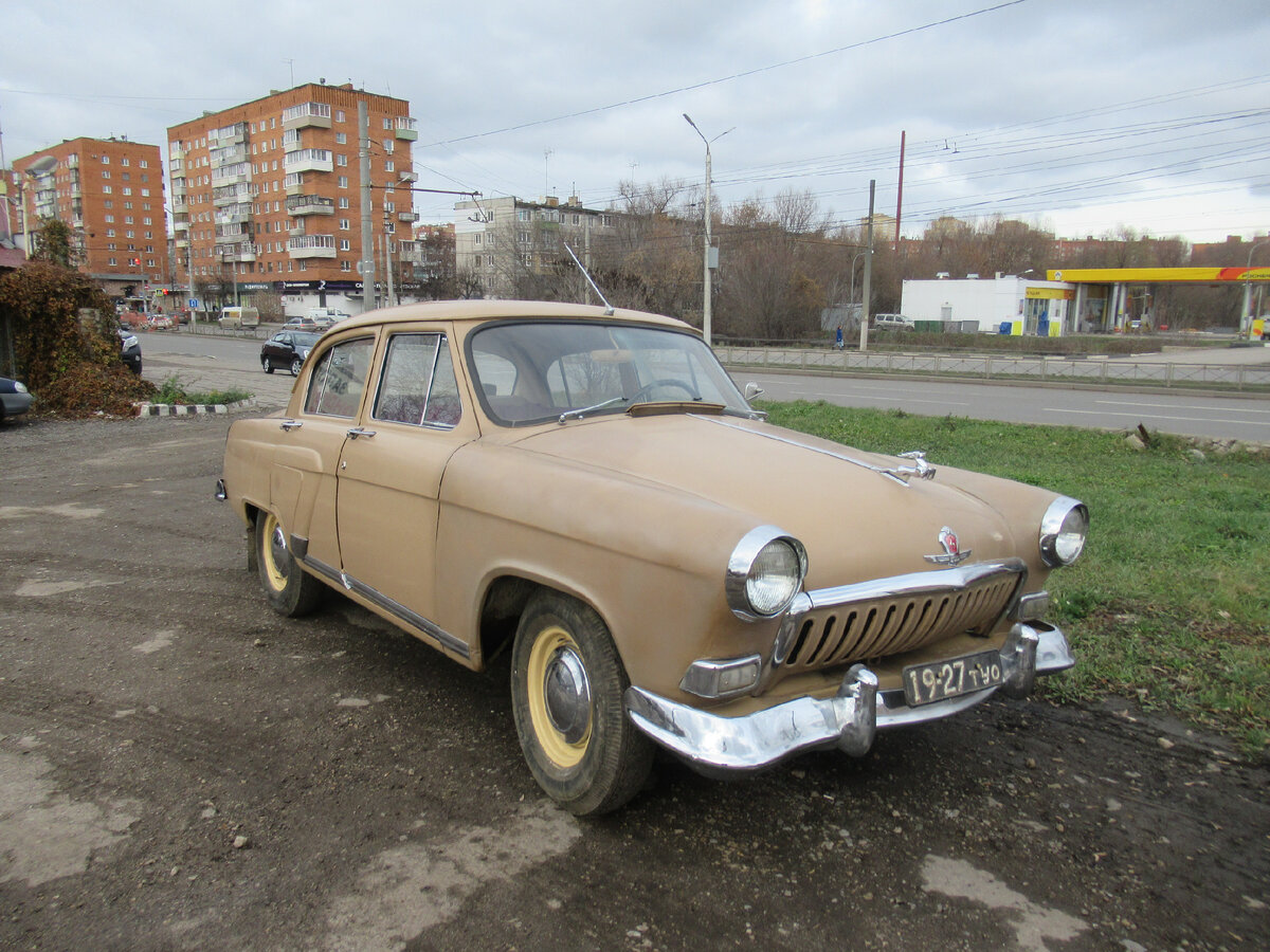 Волга ГАЗ-21 еще со старым черным номером, ул. Ложевая, Тула, 2019 год