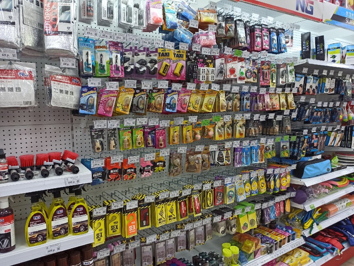 Это стелаж в одном из магазинов розничной сети "Постоянные распродажи" (это не реклама , к сожалению они мне не заплатили). На фотографии выше видно , что есть разные виды ароматизаторов от картонок и до гелевых ароматизаторов. 