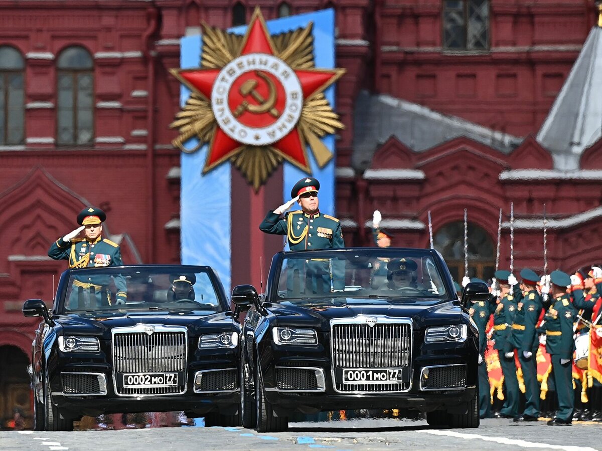 Кто принимал парад в москве