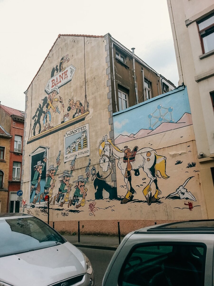 Стена в Брюсселе с героями комиксов о Счастливчике Люке. Фотография моя