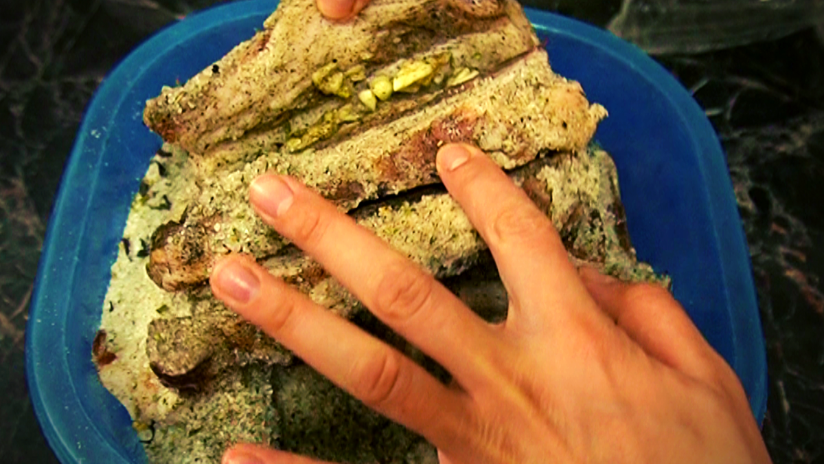 Берем сало с боков, оно с прослойками