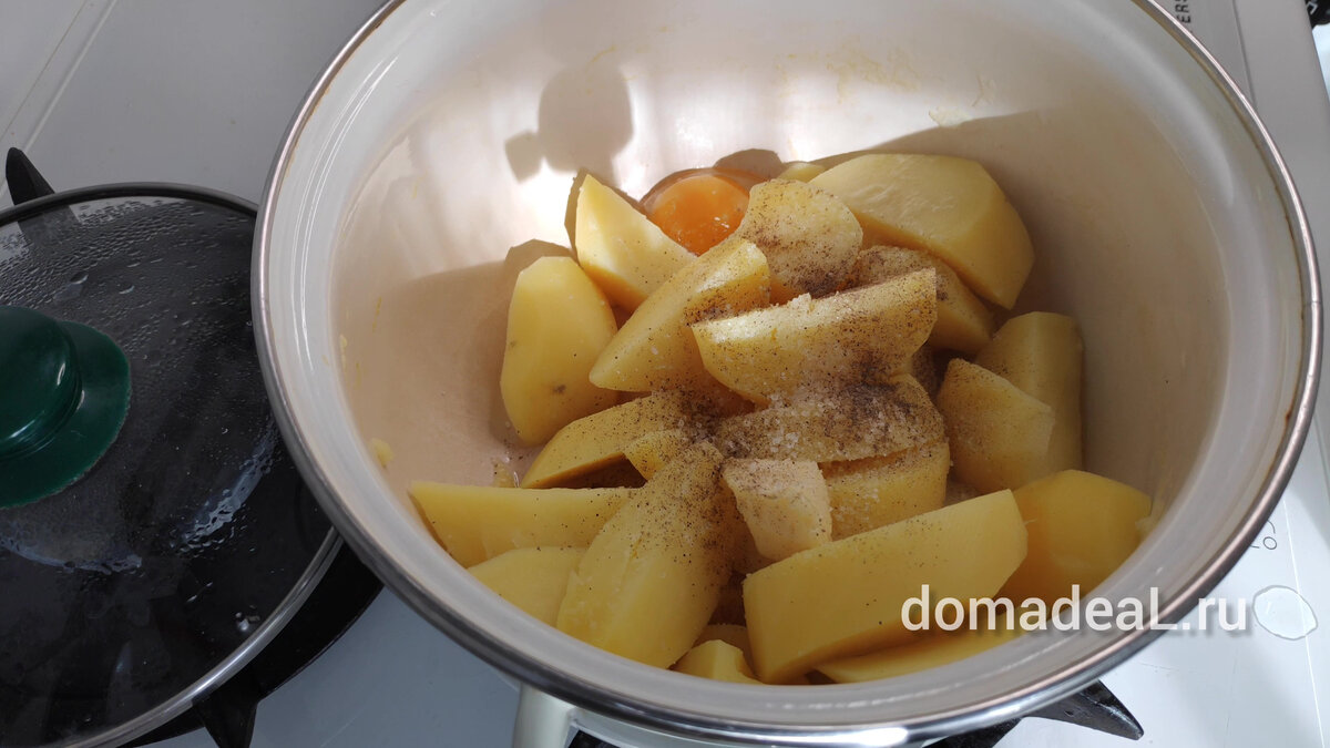 посолить, поперчить, добавить яйцо и сливочное масло