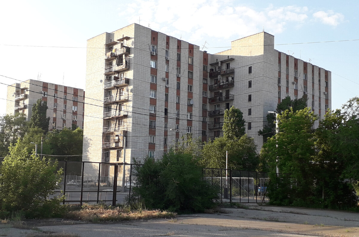 Друзья, это моя общага. Я здесь живу 25 лет. Поверьте, мне есть о чём поведать этому миру. 