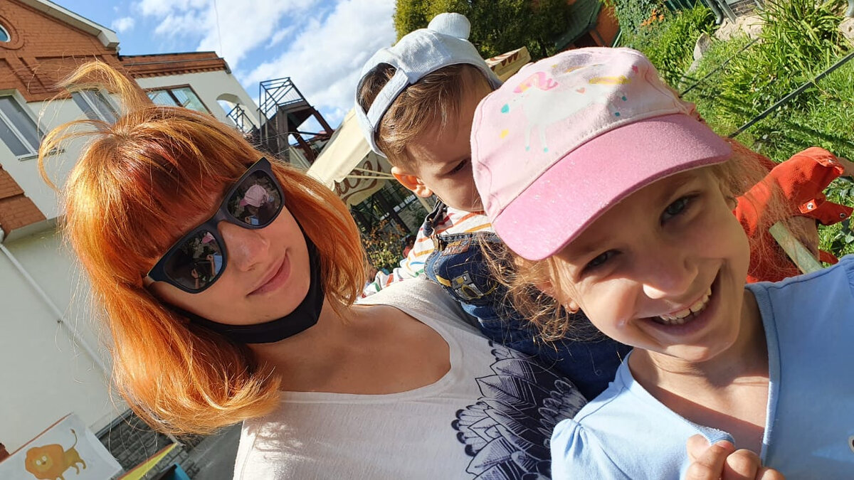 Читающая и слушающая часть нашей семьи в попытке влезть в один кадр :)