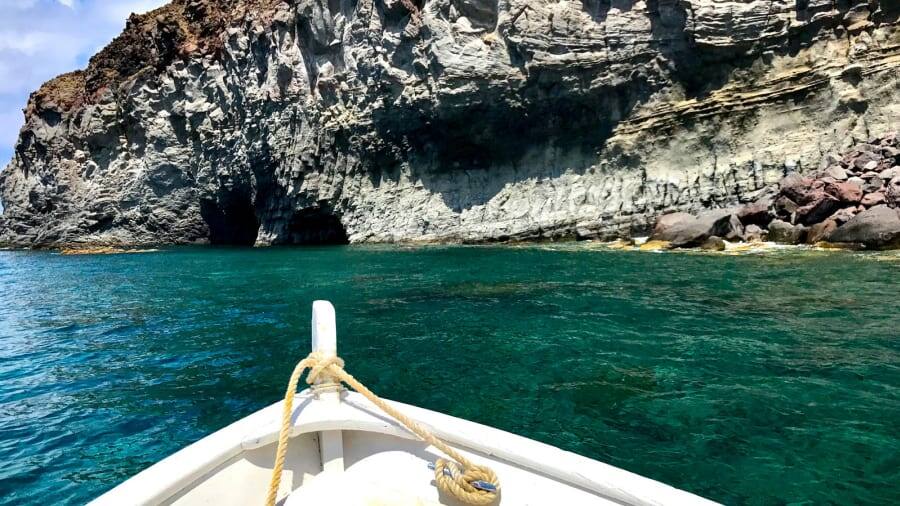  Пещера влюбленных: Говорят, что если мужчина и женщина войдут в пещеру влюбленных Филикуди как два человека, они неизбежно поддадутся похоти и выйдут втроем - с только что зачатым ребенком.