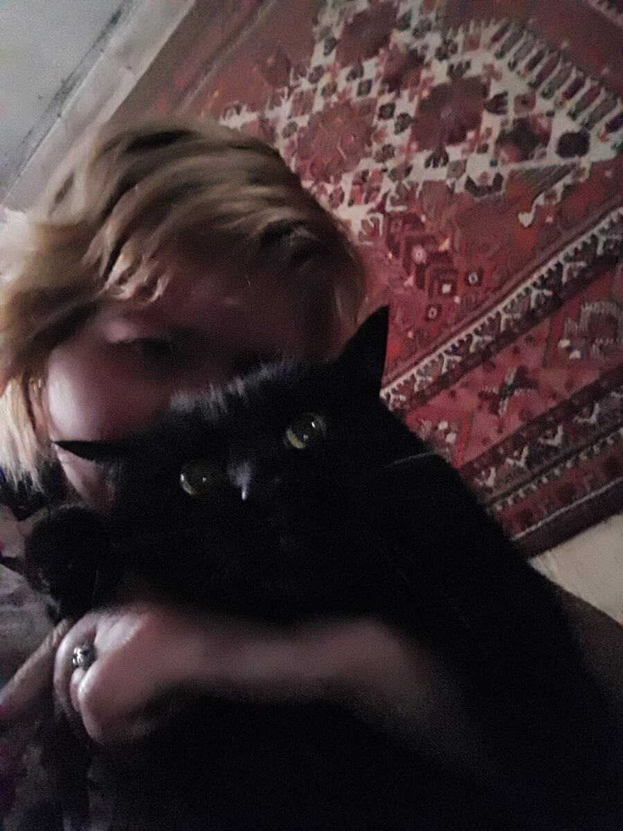 Я и Делька. Мажем лапу!