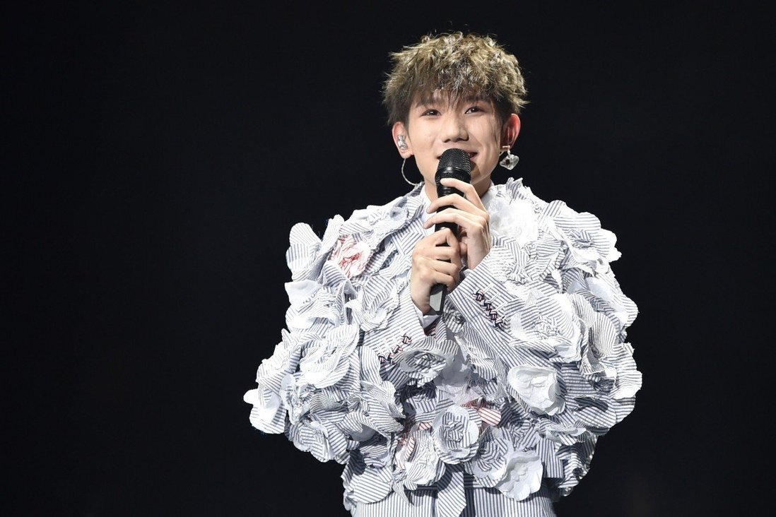 Певец и актер Рой Ван Юань, мембер мужской группы TFBoys — один из многих поп-айдолов, которые не строго придерживаются гендерных стереотипов в Китае. Фото: Getty