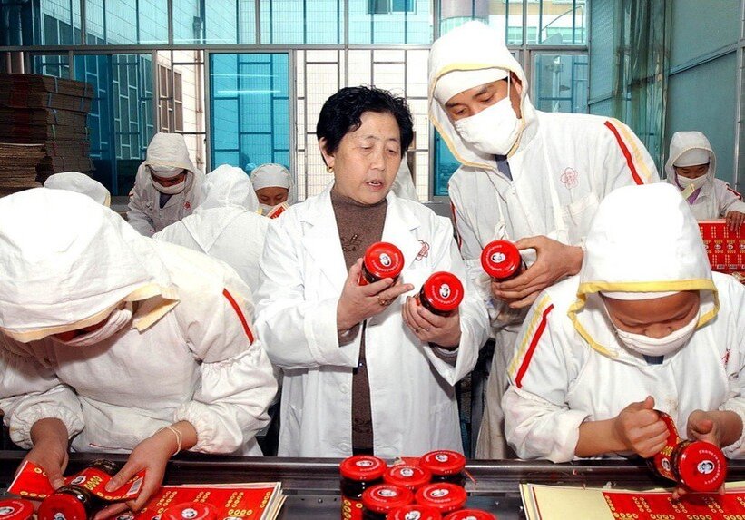 Тао Хуаби на своем производстве