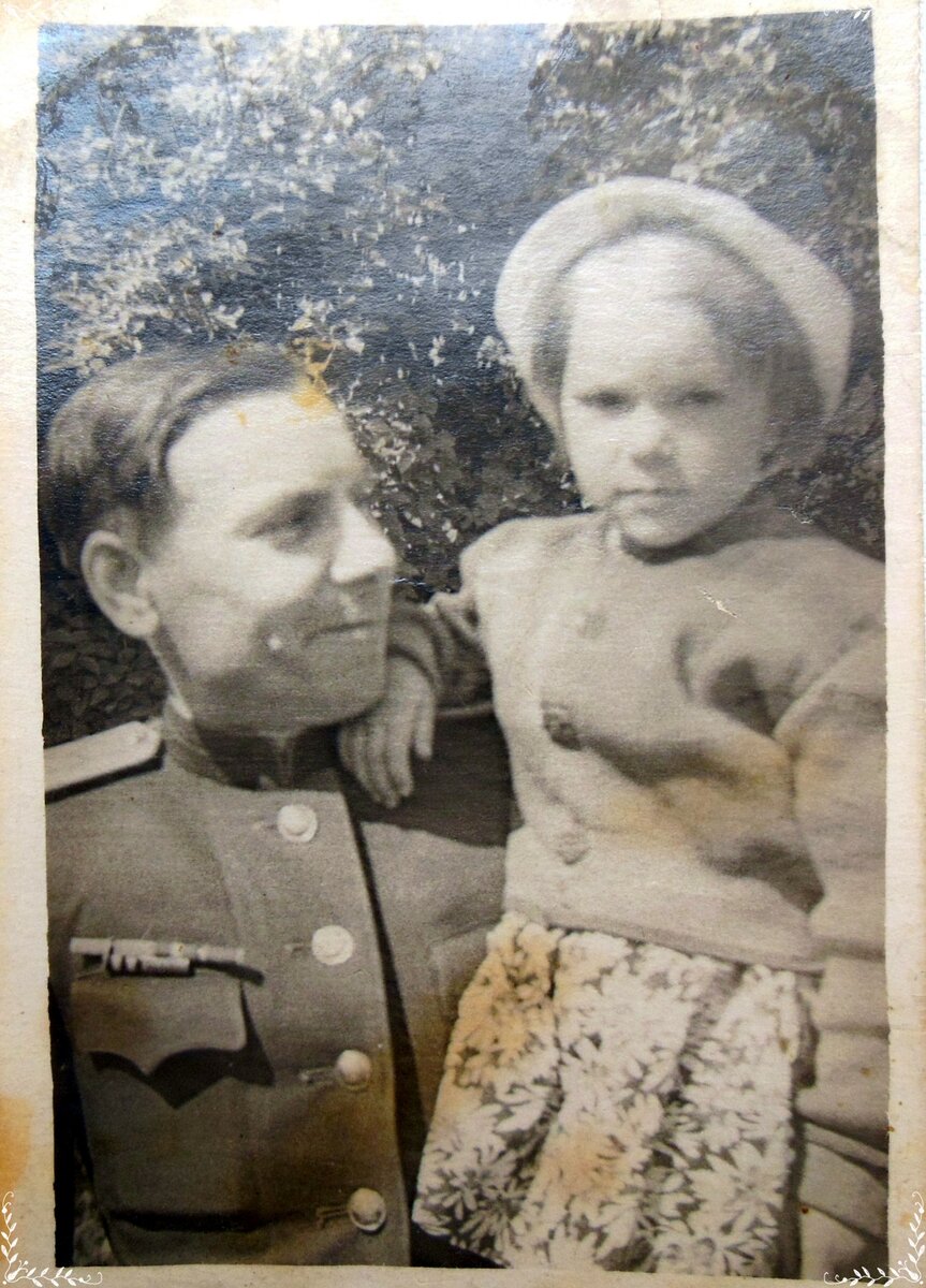 Дедушка Сергей с младшей, послевоенный дочкой Светланой