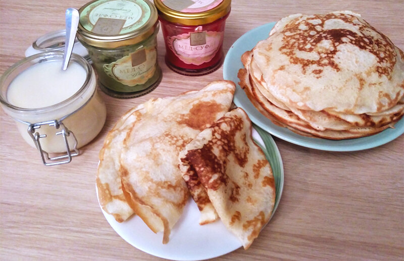 Заварные блины хороши и с медом, и со сгущенкой.