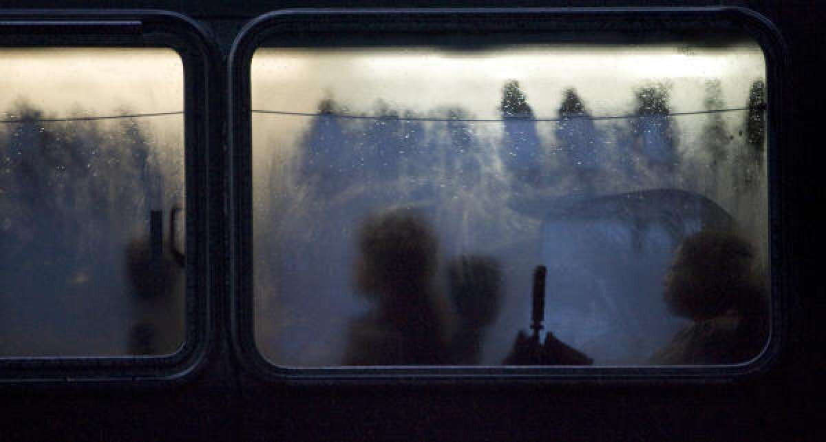 Вагон вошла она улыбнулась из окна. Окно автобуса. Окно вагона. Окно вагона поезда. Вид из окна поезда.