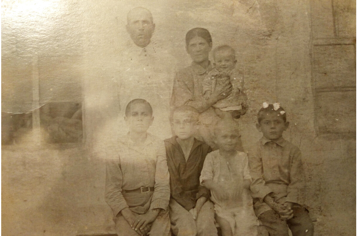 Наша мама на руках у своей. Фото из семейного архива