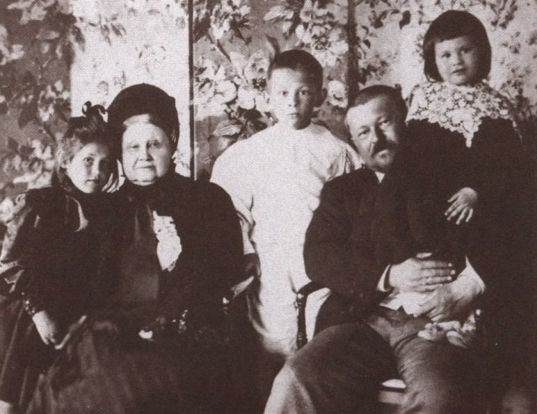 Мария Фёдоровна Морозова (1830-1911) с сыном Саввой Тимофеевичем Морозовым (1862-1905) и внуками Марией, Тимофеем и Еленой