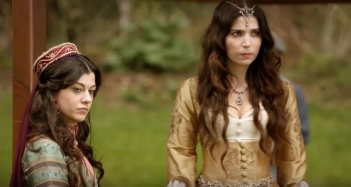 Сельма Эргеч в образе Хатидже султан и Филиз Ахмет в роли Нигяр калфы. Фото: кадр из сериала "Великолепный век"