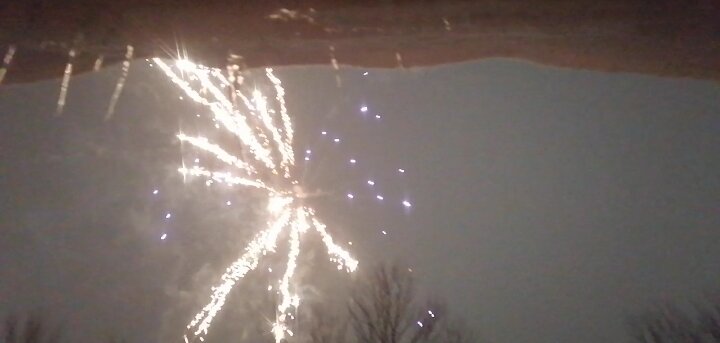 Вот такой салют мы увидели с балкона)