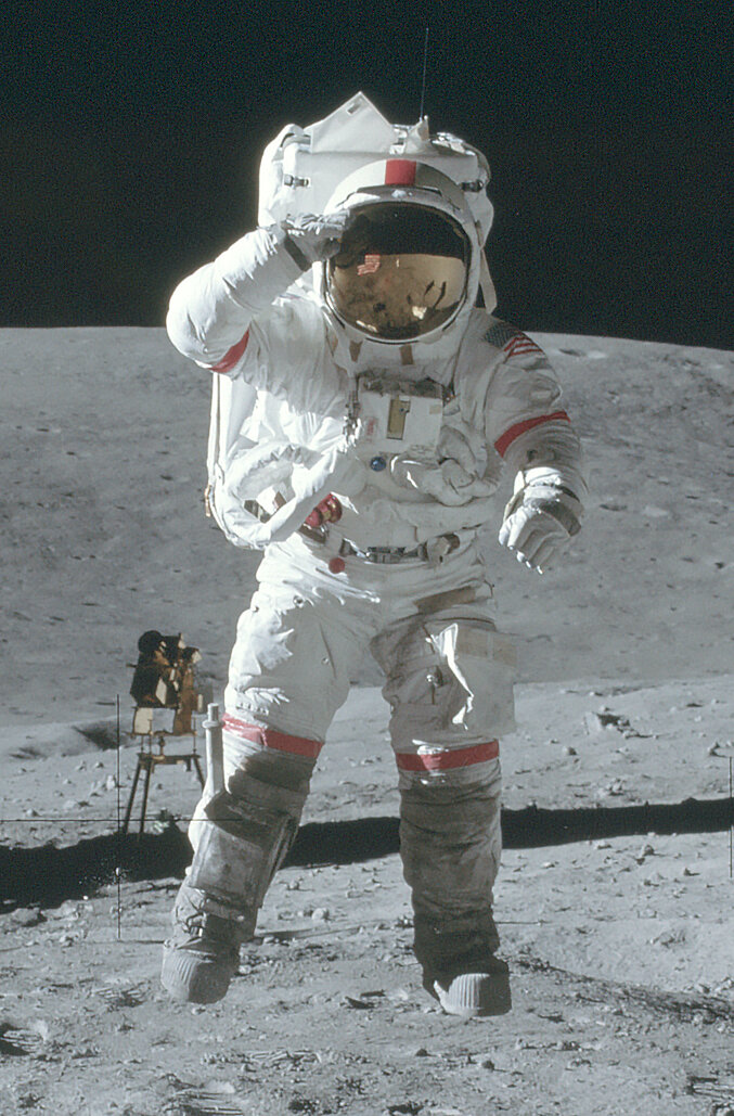 100. Куда прятались работники сцены, когда снимали астронавтов на Луне ...