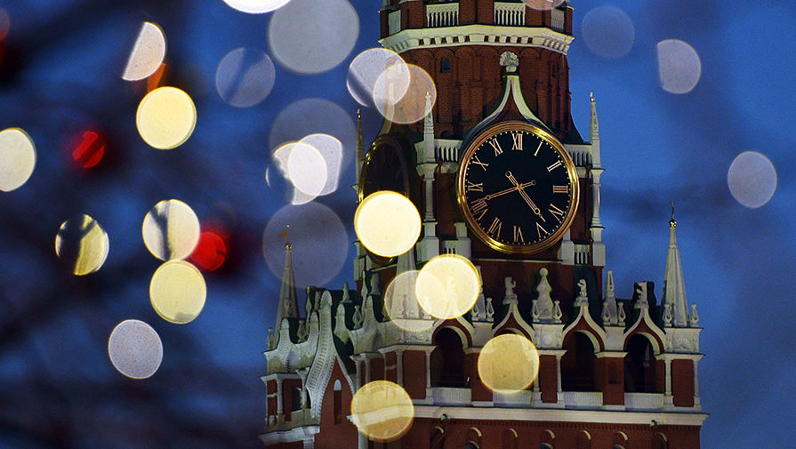   Часы на Спасской башне московского Кремля — символ новогоднего праздника, каждому из нас знакомый с детства.