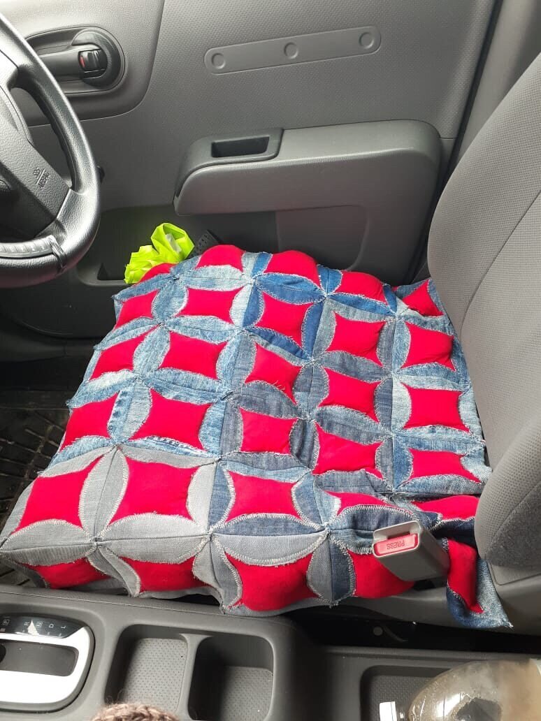 Из старых джинсов и трикотажных обрезков получился замечательный коврик для сидения водителя.