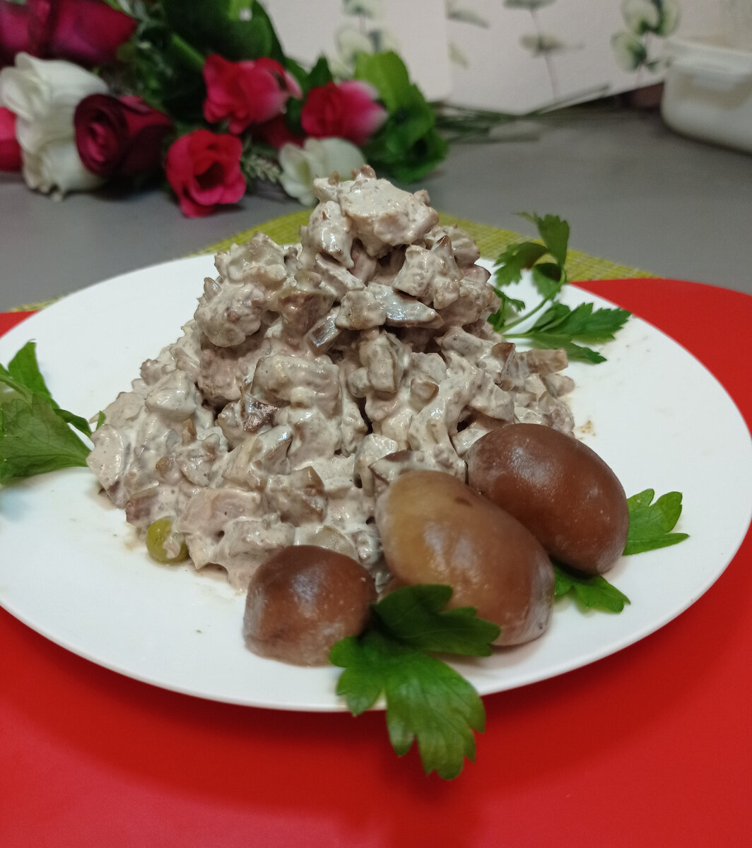 Всего три простых компонента придают салату завершённый вкус. Салат с  куриной печенью и маринованными грибами | Два едока. Клава | Дзен