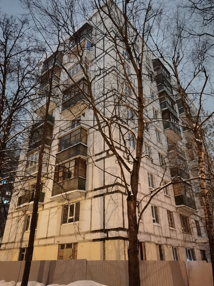 На территории постоянно дежурит охранник