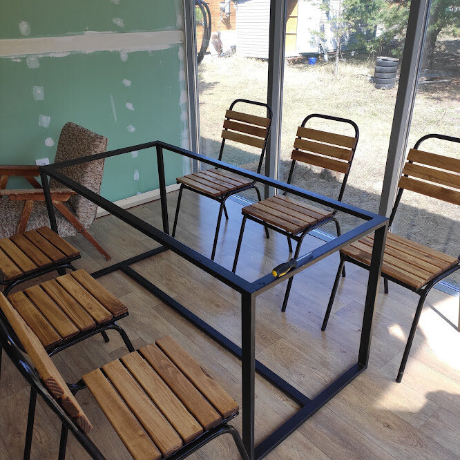 Стулья купили в светофоре