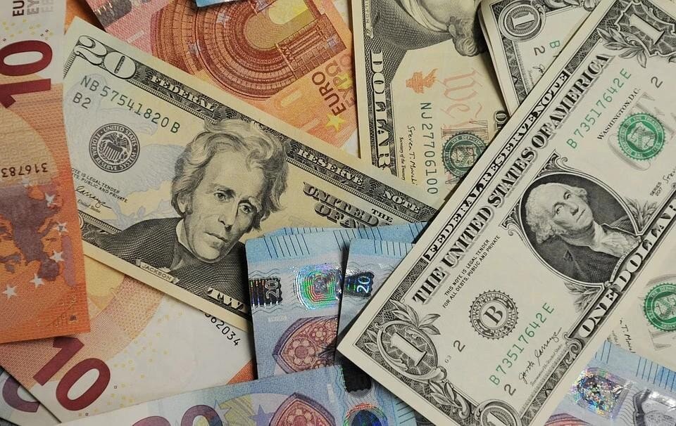    Минфин США объяснил, что запрет на поставки долларовых банкнот в Россию не затрагивает бытовые транзакции  GLOBAL LOOK PRESS