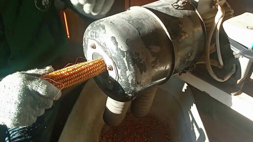 Прибор для очистки початков кукурузы от зерна Божья коровка