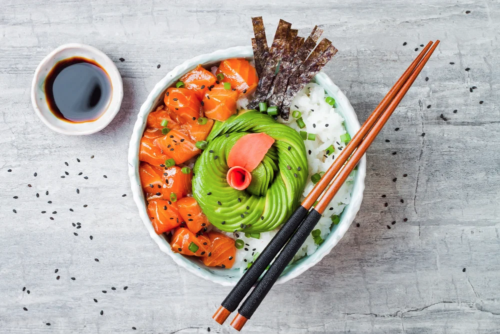 Поке с лососем, нори, огурцами и рисом.
