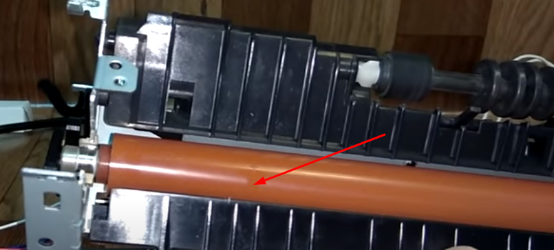 Дефекты на резиновом валу, оставленные скрепкой