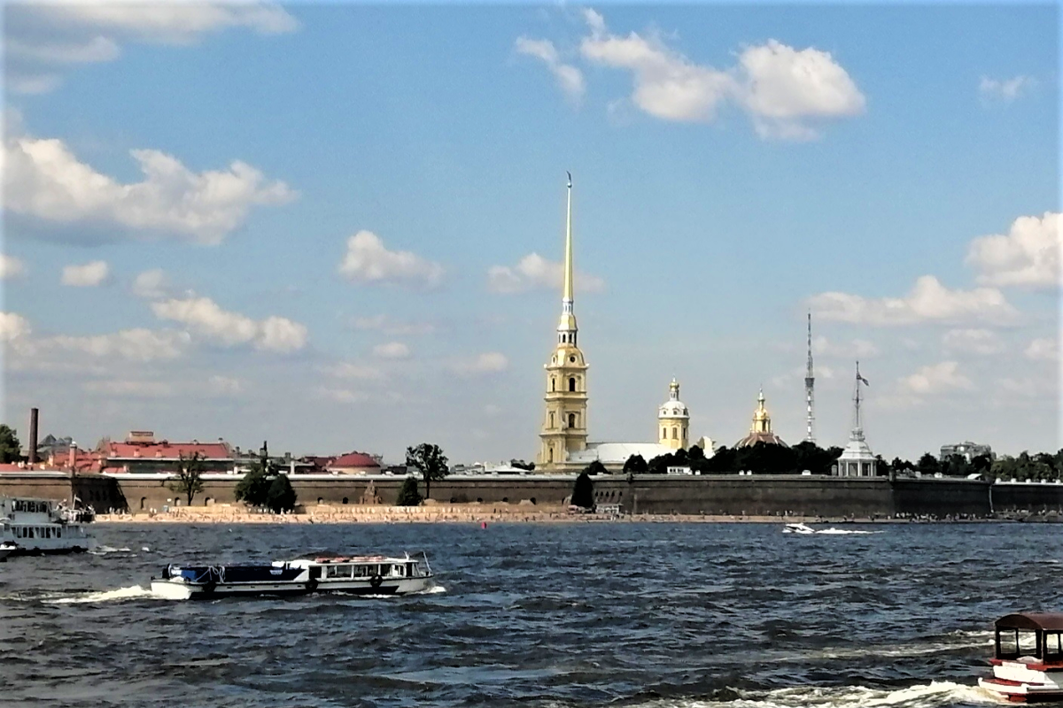 В настоящее время Петропавловская крепость входит в состав Музея истории Санкт-Петербурга. В 1991 году установлен памятник Петру I. Скульптор Михаил Шемякин.
Ежедневно в 12 часов выстрел пушки.
Крепость была заложена 16 мая 1703 года по проекту Петра I и французского инженера Ламбера. Для защиты города молодой столицы строились фортификационным сооружения.
В 1712 - 1732 годах строился Петропавловский собор, архитектор Доменико Трезини, усыпальница российских императоров от Петра I до Александра III. Золоченый шпиль собора 122,5 метра.
Флажная башня на Нарышкином бастионе предназначена для флага.
Дом для ботика Петра I построен в 1762 - 1766 годах. Под аркой Невских ворот находится летопись катастрафических наводнений. В 1796 - 1806 годах были построены здания Монетного двора.
Петропавловская крепость никогда не использовалась по оборонительному назначению.  Стала политической тюрьмой России. Многие известные имена были узниками крепости - царевич Алексей, княжна Тараканова, Радищев, декабристы, Достоевский, Чернышевский и другие. В 1872 году была построена тюрьма Трубецкого бастиона, через которую прошли тысячи революционеров.
Интересное историческое место для посещения.