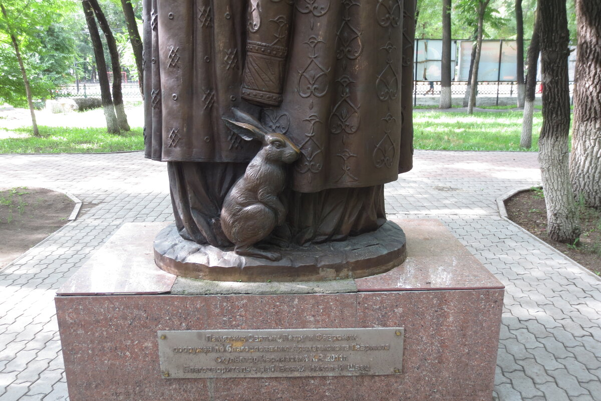 Вот и заиньке  место на памятнике нашлось!