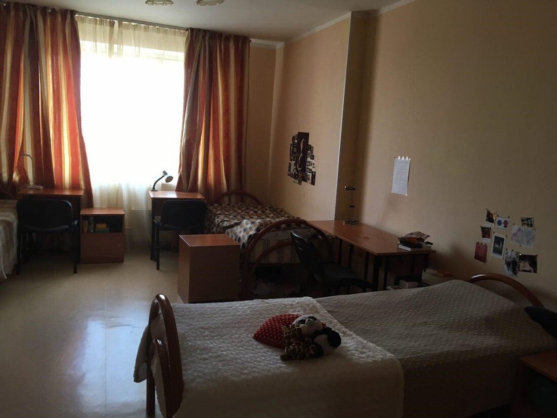 Здесь фото общежития хорошее вышло. Это НИУ ВШЭ. Иногда жалею, что на 4-м курсе снимала квартиру, могла бы сэкономить. Источник-сайт изображения: https://clck.ru/sFqLF