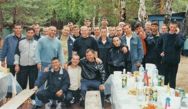  Тагирьяновская ОПГ во время одного из застолий. Эдуард Тагирьянов пятый справа