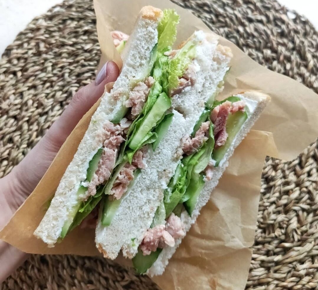 Хлеб, тунец консервированный без масла, огурец, Творожный сыр, листовой салат