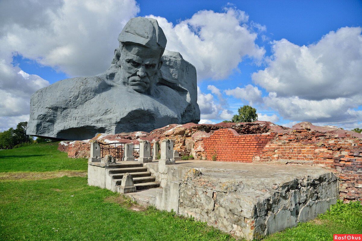 Памятник брестская крепость мужество