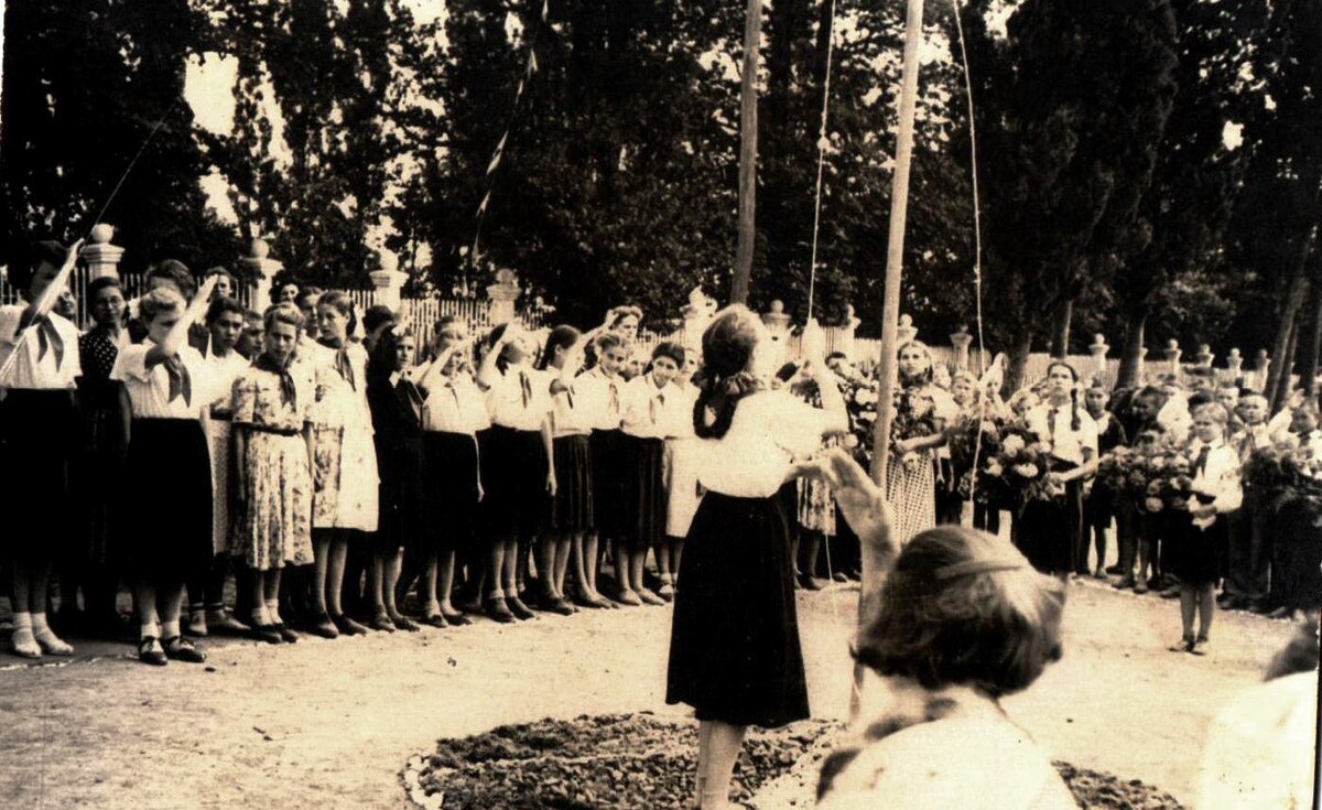 Поднятие флага во дворе школы