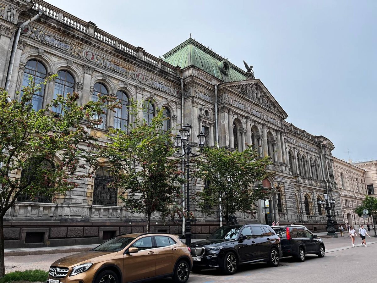 Подходим к зданию музея.