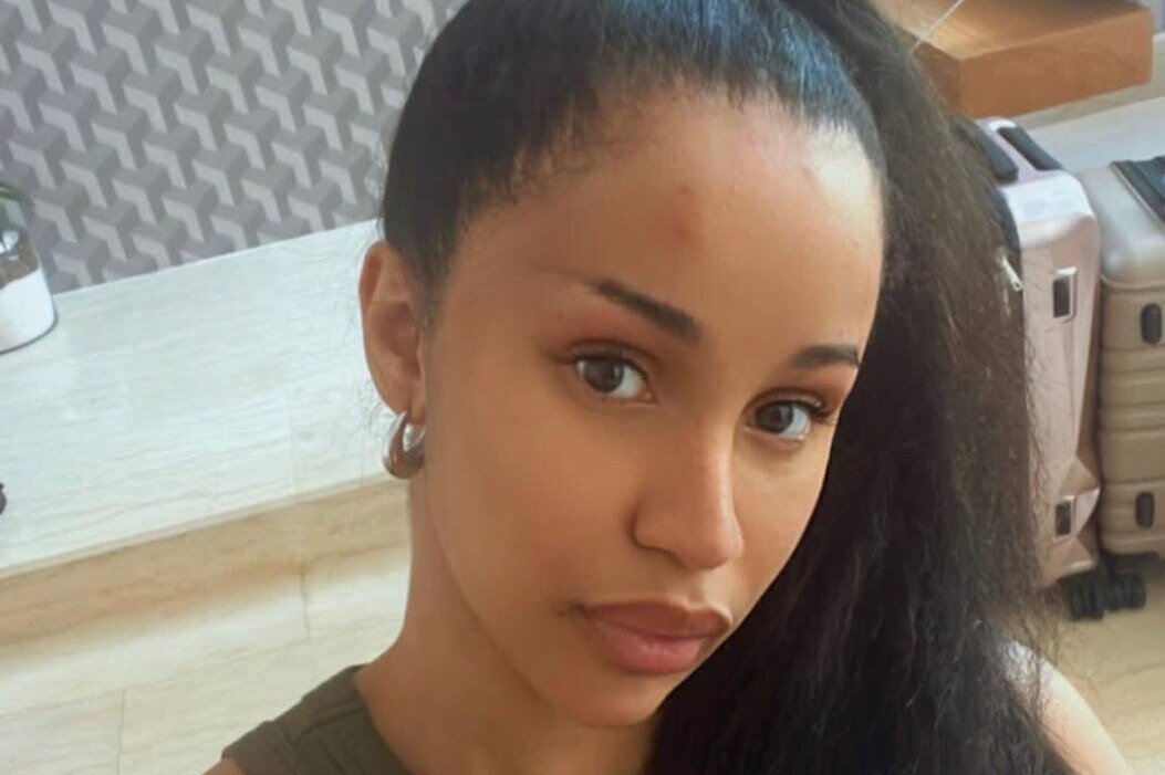     Карди Би опубликовала снимок без макияжа — и поклонники не узнали певицу