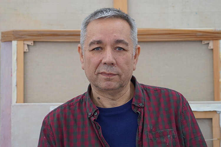 Расих Ахметвалиев: «Художник рисует на холсте свои мысли, переживания и трансформации, но не обязан объяснять их публике». Фото: Вадим Газиев