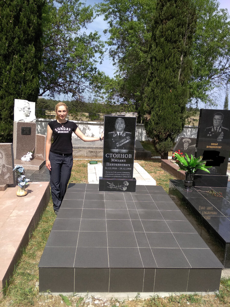 Одно из первых захоронений, которое благоустраивали. Герой, достойный человек. Чуть позже расскажу о нём более подробно.