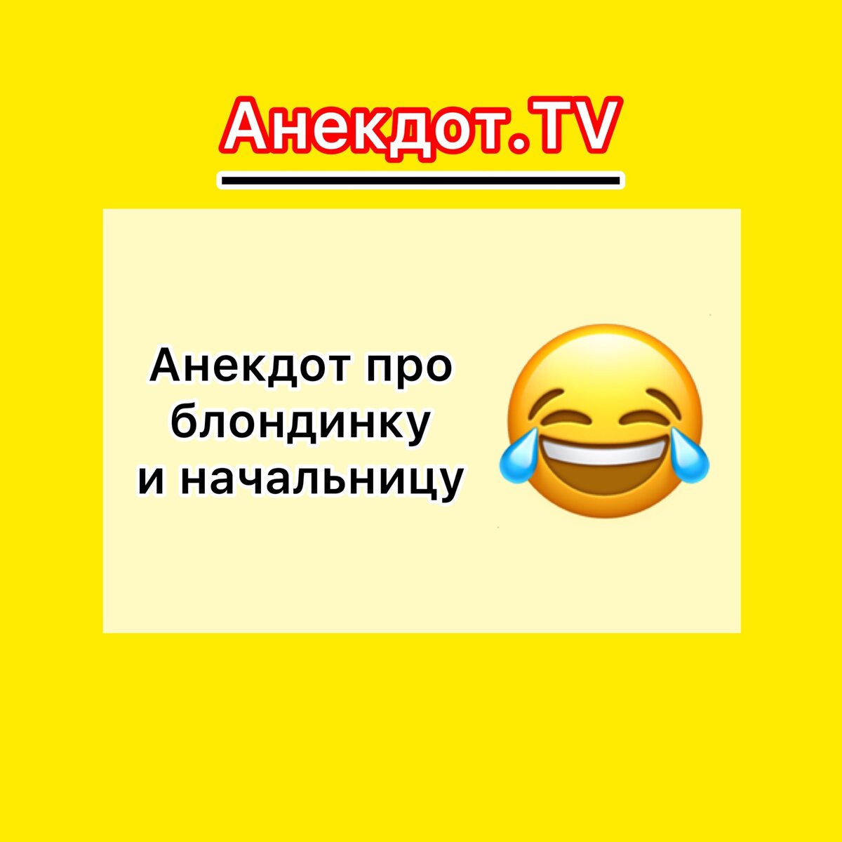 Сексуальная блондинка в офисе в зеленой одежде набирает текст на белой клавиатуре на столе