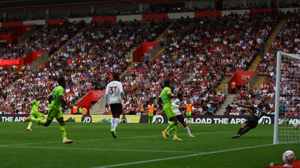    Бруно Фернандеш забивает гол в ворота «Саутгемптона». Фото: REUTERS