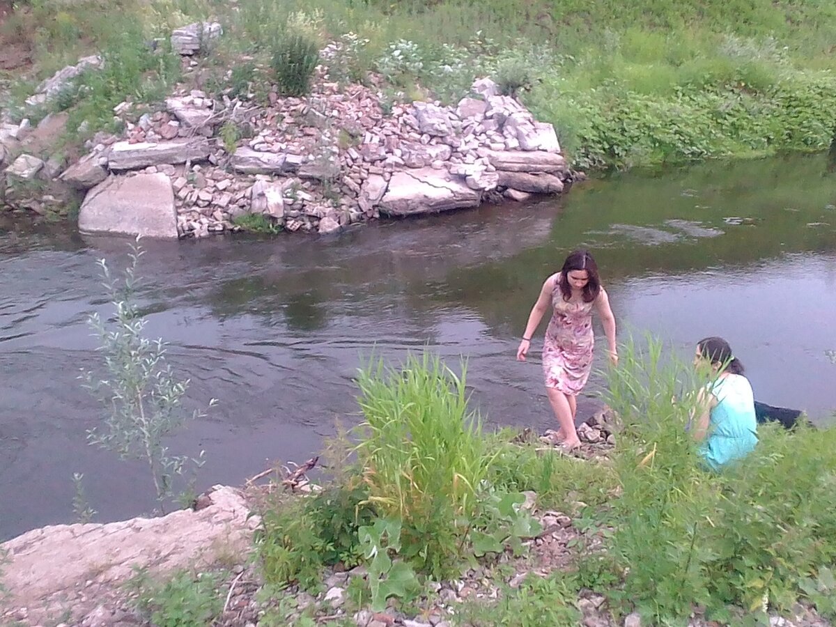 Здесь когда-то был старый мост, а теперь - быстрое течение