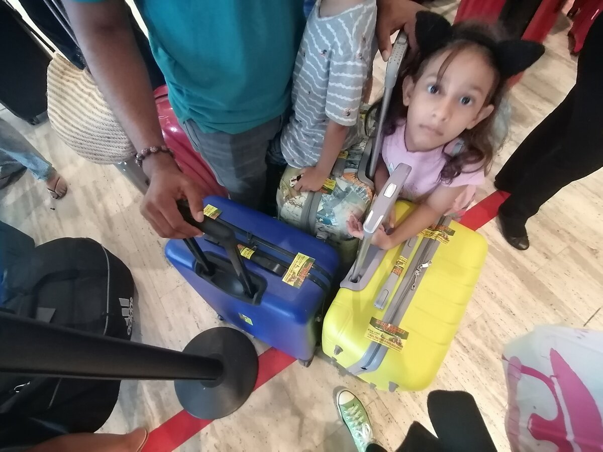 Три чемодана обклеили стикерами из ближайшего к нашему дому продуктового магазина - их полагается клеить на дверь холодильника, чтобы телефон доставки еды был перед глазами. А я придумала, как с их помощью защитить наш багаж