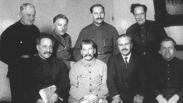 Сталин и его окружение на 17 съезде ВКП(б)