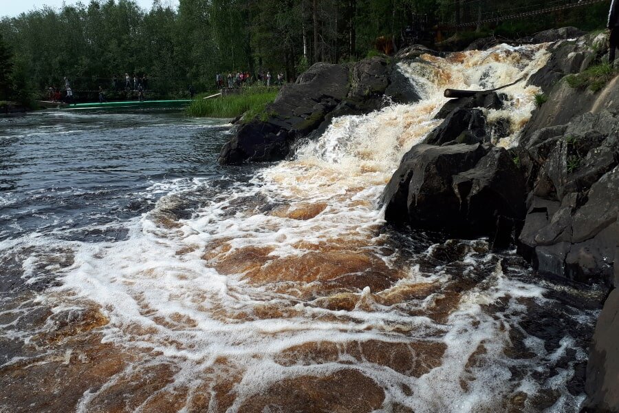 Один из вариантов перевода названия водопадов Ахвенкоски — «пороги водяного» (фин.) / фото Анны Пыльцыной