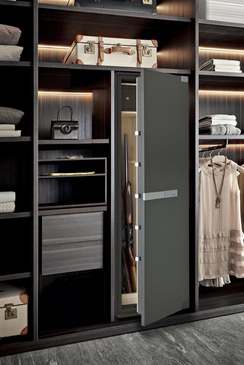 Взломостойкий сейф дизайн серии Brixia от Bordogna (Италия) в гардеробной