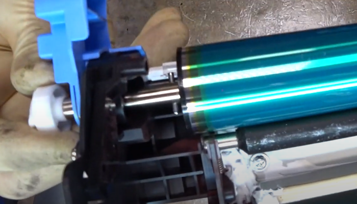 Фото 84. Устанавливаем вал проявки